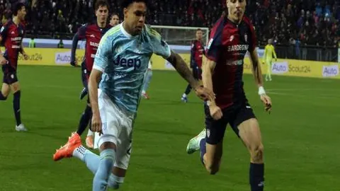 “创新垂钓技巧：渔夫无需鱼竿，河中巧妙布局四自动捕鱼装置”